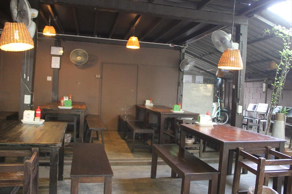 チェンマイで爆発的大人気の北タイ料理レストラン「トーン」