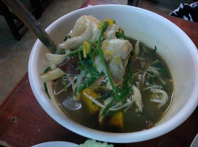 薬膳豊富なカレー味の北タイ料理のスープ