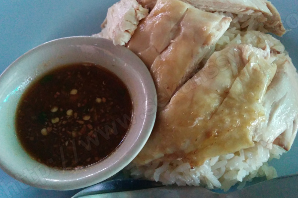 チェンマイのニマンヘミン通りでおすすめのタレが絶品のカオマンガイ食堂