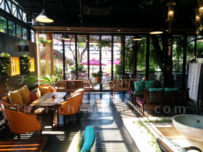 チェンマイのピン川沿いのカフェ「Vieng Joom On Teahouse(ヴィアンジュムオンティーハウス)」で優雅なティタイムを