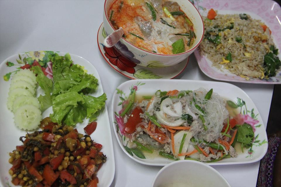 チェンマイで食べる事ができるミャンマー料理食堂(ニマンヘミン)