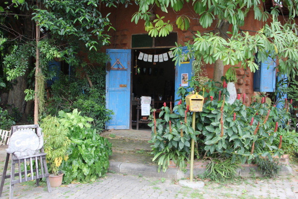 土の家のカフェ「ディンディー」！ニマンヘミンで最も有名なカフェ